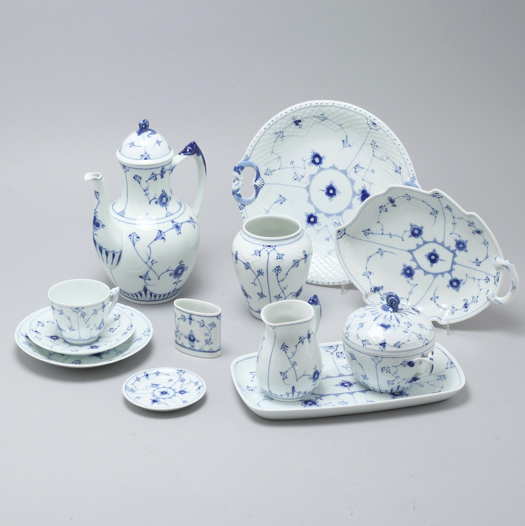 Porcelain tableware set of 35 pcs, "Musselmalet" by Bing & Gröndahl, Denmark, second half of the 20th century.