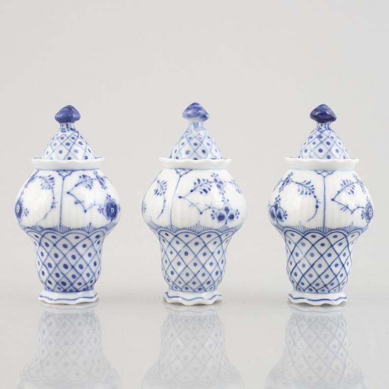 A 'Blue Fluted' / 'Musselmalet rifflet' porcelain cruet set, Royal Copenhagen, model 62, 1893-1923.