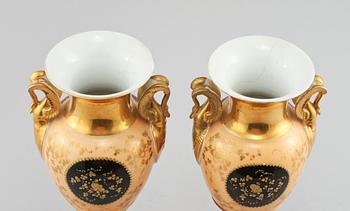 URNOR, ett par, porslin, 1800-talets andra hälft.