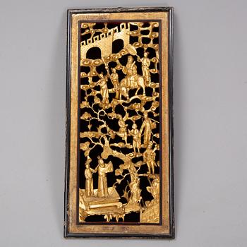 A carved and gilt wooden pane, late Qing dynasty, 19th Century.