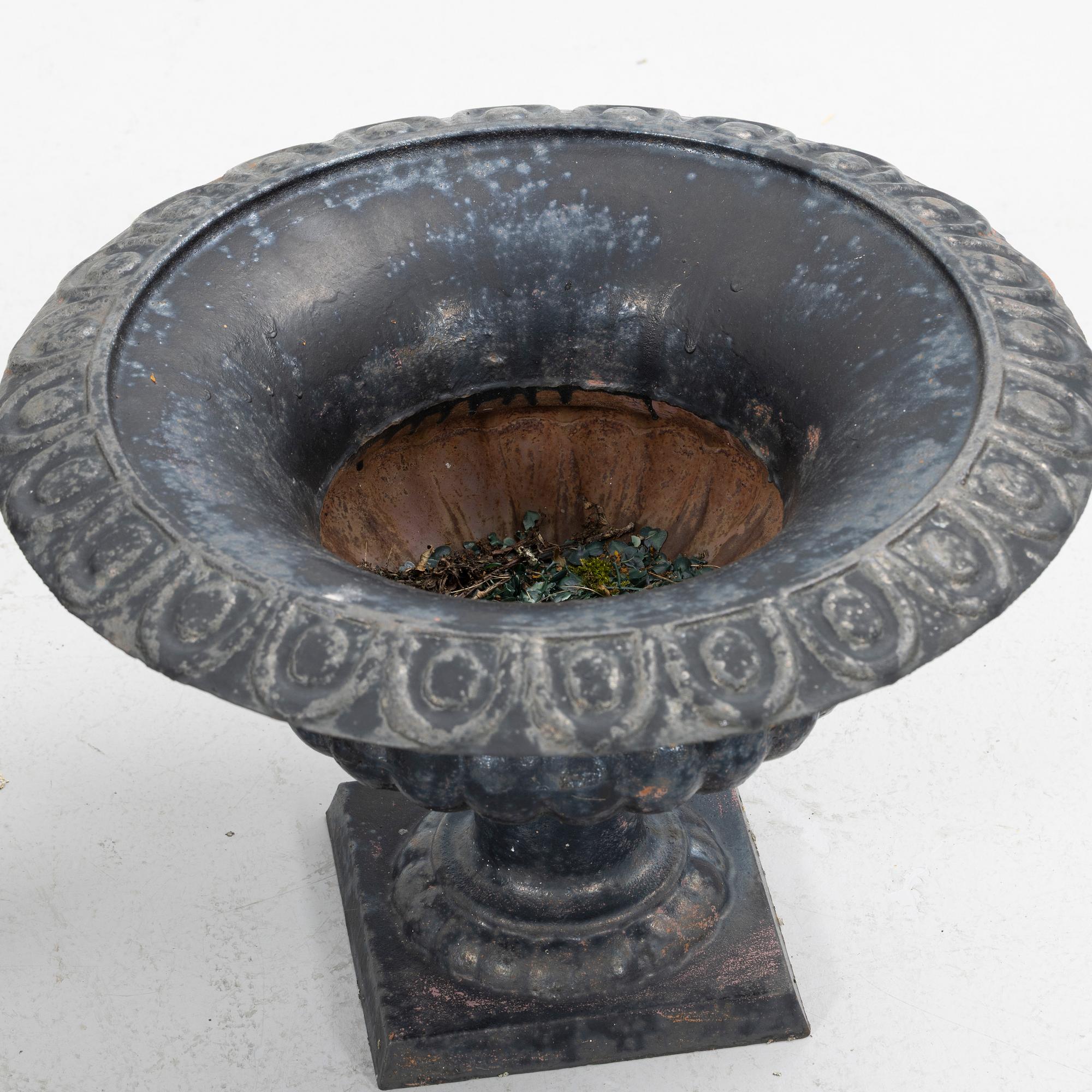 Garden urns, a pair, later part of the 20th century.