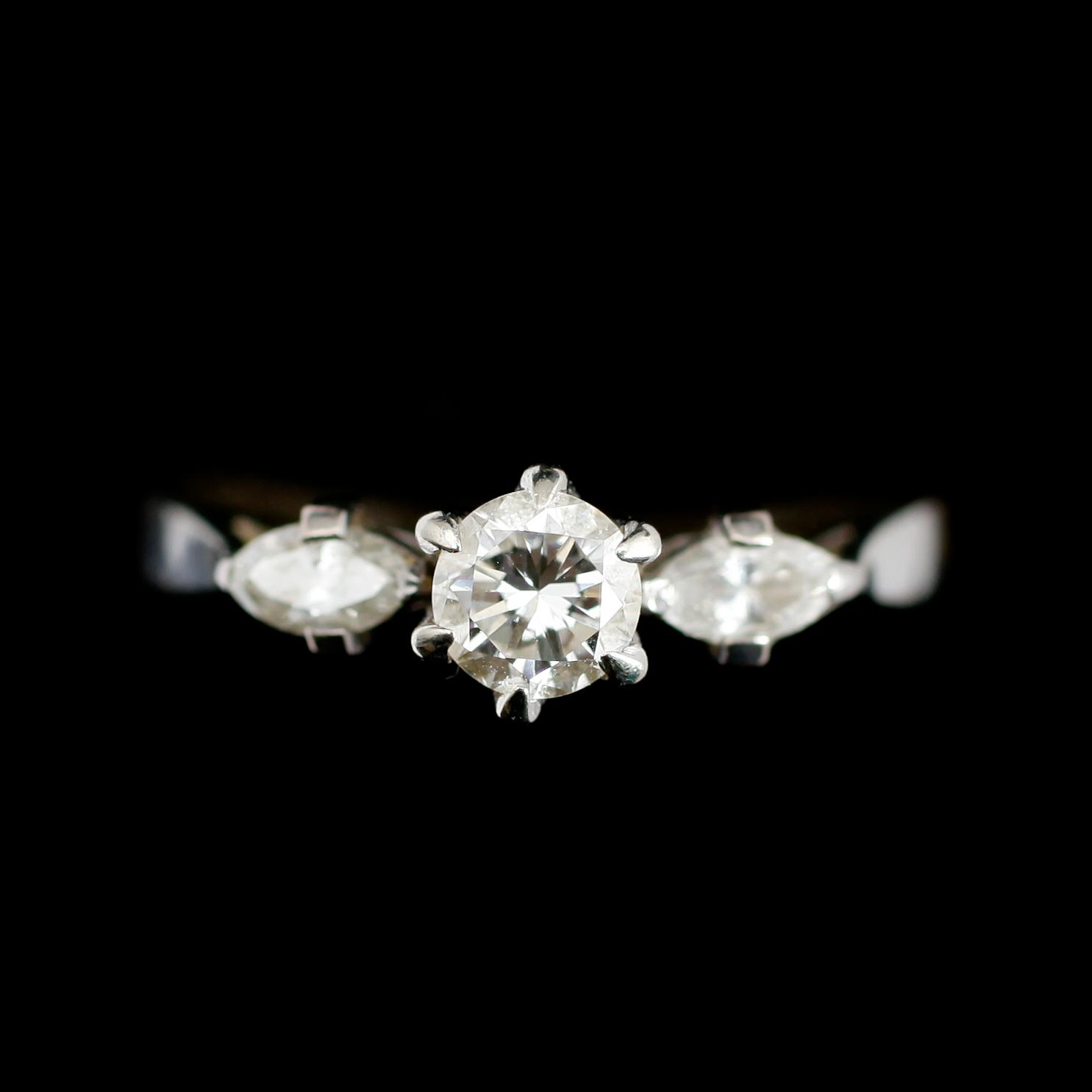 RING, 18 k vitguld med 3 briljanter ca 0.40 ct. Total vikt ca 3 gram.