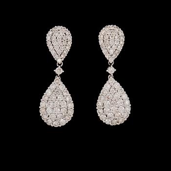 ÖRHÄNGEN, ett par, 18k vitguld med 110 briljantslipade diamanter, totalt ca 1.67 ct. Vikt 5 g.