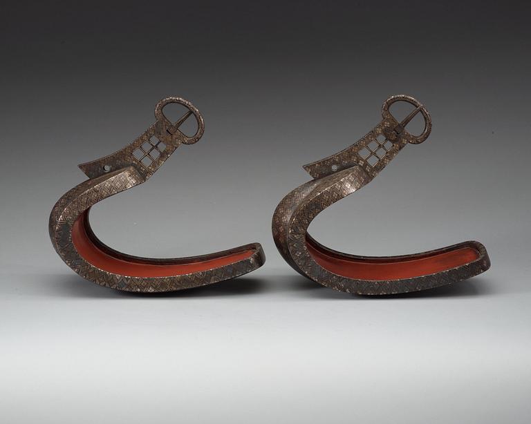 STIGBYGLAR, ett par, brons delvis försilvrade. Japan, Meiji (1868-1912).