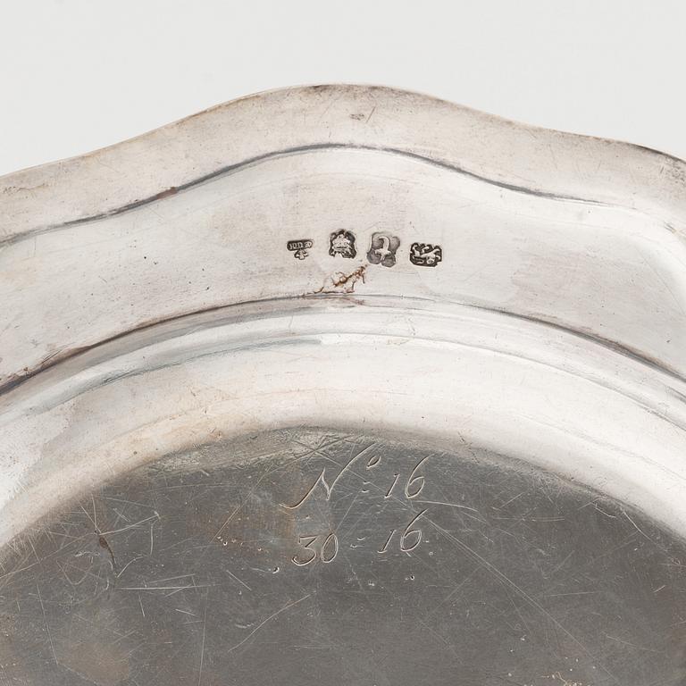 Two English 18th century silver plate/dish, mark of Edward Wakelin, London 1754.