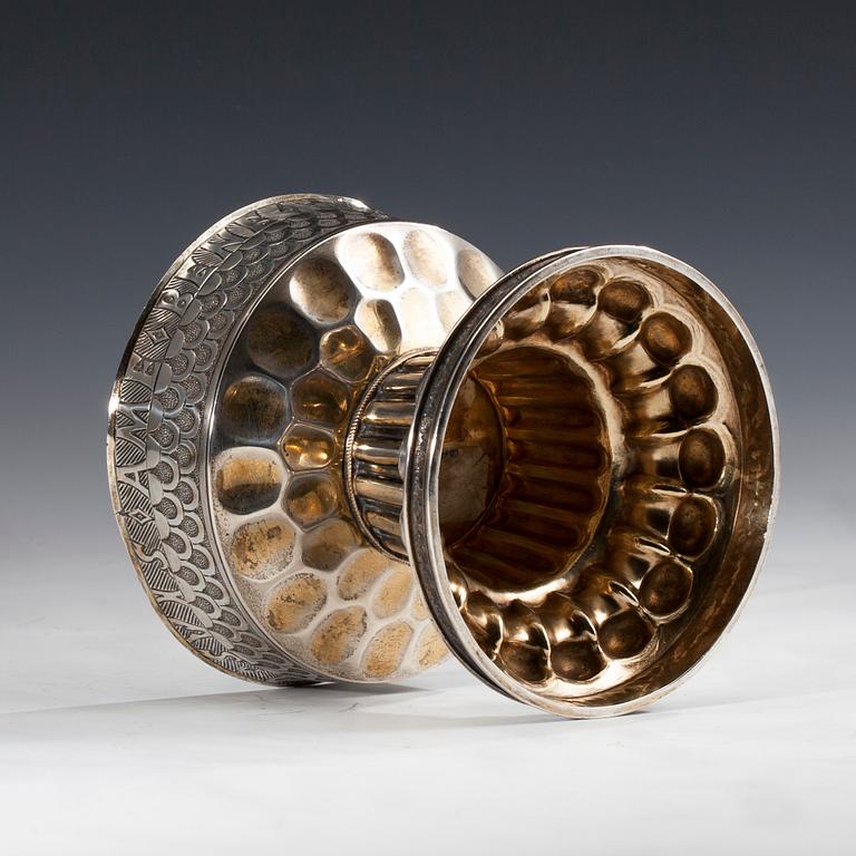 SKÅL PÅ FOT, silver, London 1907. Vikt 338,6.