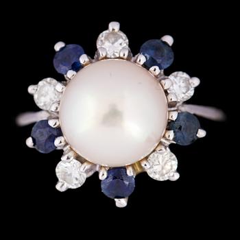 RING, 14K vitguld med odlad pärla, 5 fasettslipade blå safirer samt 5 briljantslipade diamanter, ca 0.35 ct. Vikt 4,9 g.