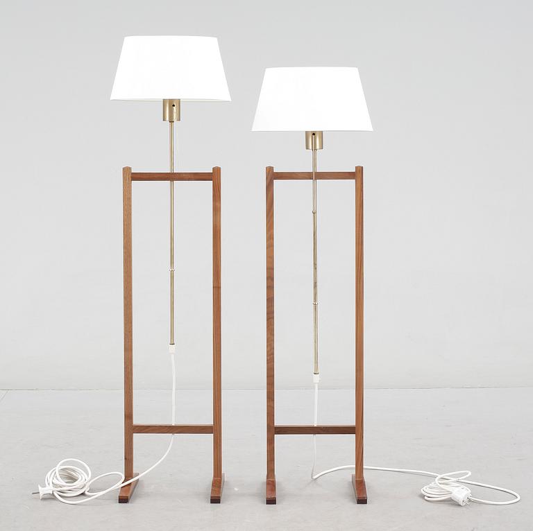 GOLVLAMPOR, 2 st, Josef Frank, modellnummer 2458, Firma Svenskt Tenn, 1900-talets mitt.