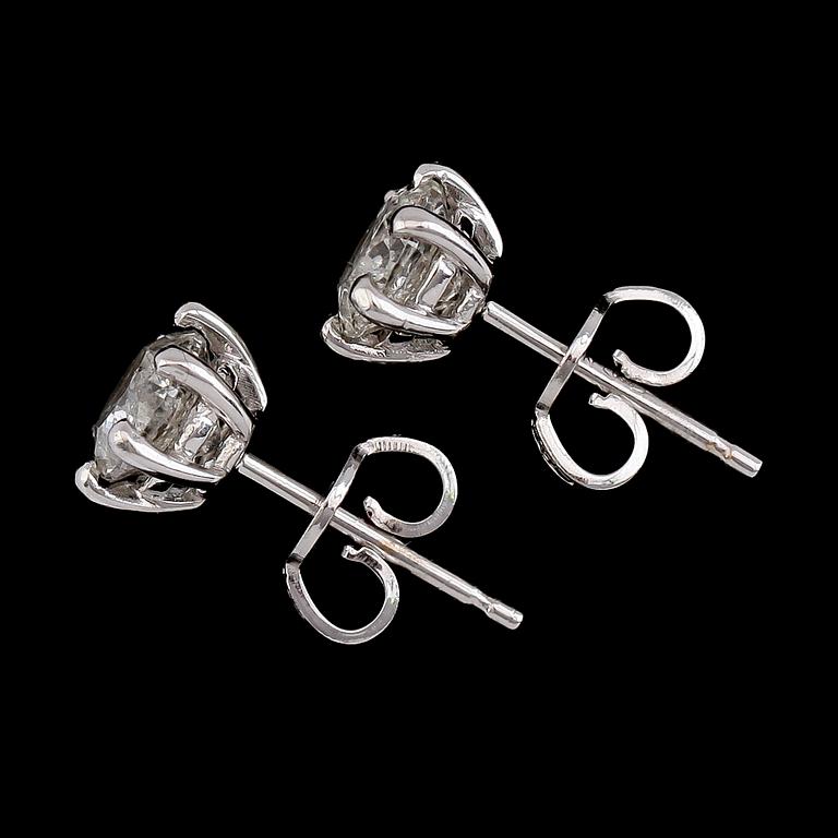 ÖRHÄNGEN, 1 par, 18K vitguld, briljantslipade diamanter tot ca 1.83 ct.