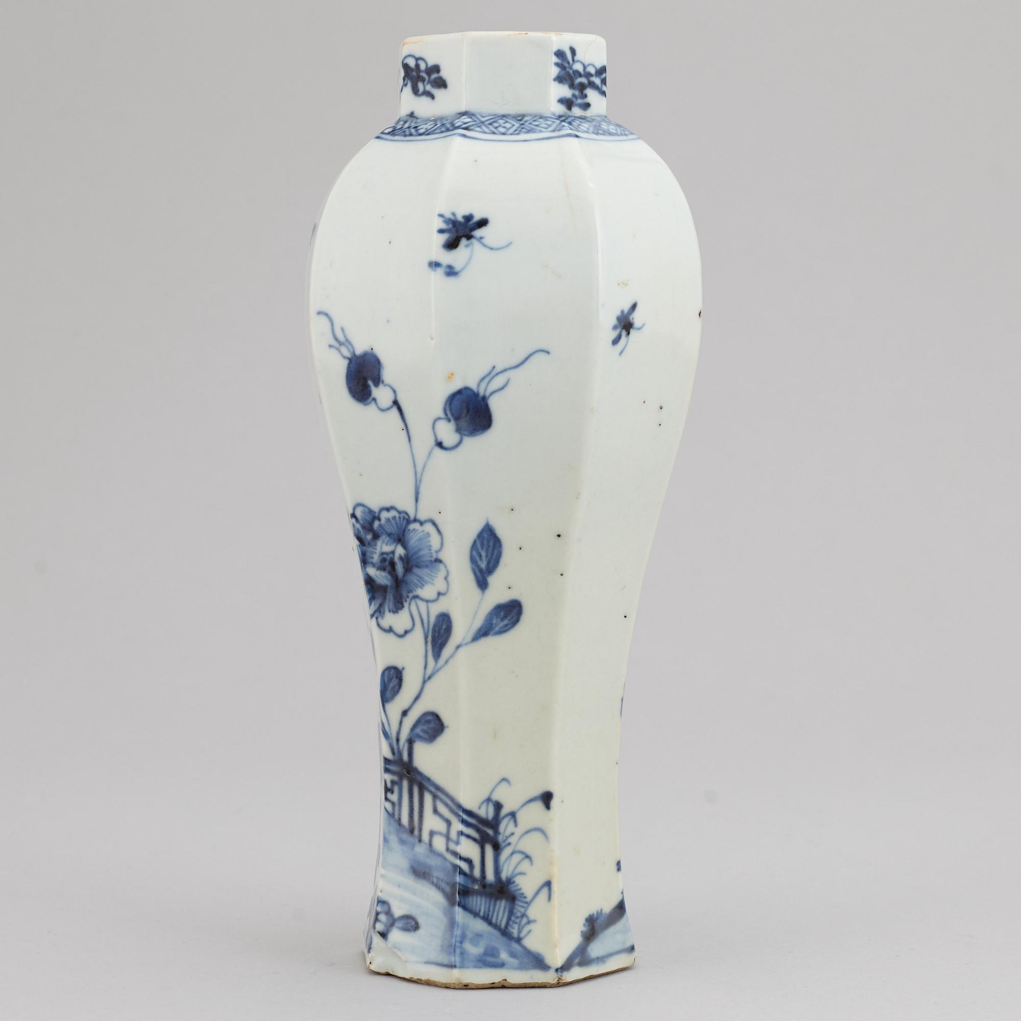 A blue and white export porcelain vase, Qing dynasty, Qianlong (1736-95).