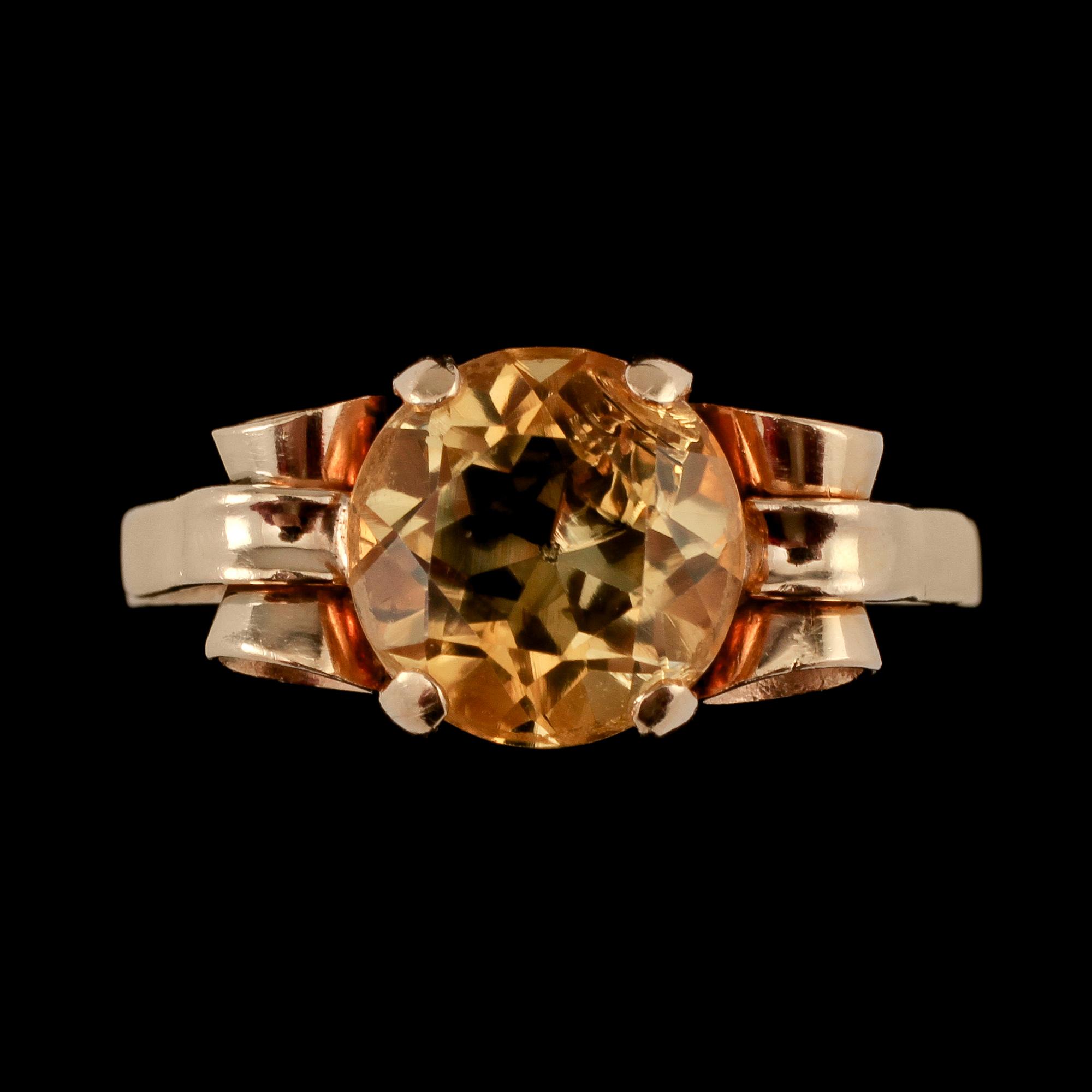 RINGAR 2 st, 18k guld med fasettslipad citrin respektive bergkristall, Stockholm, 1950-tal. Vikt 9 g.