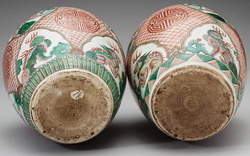 A set of two Wucai jar, Qing dynasty.