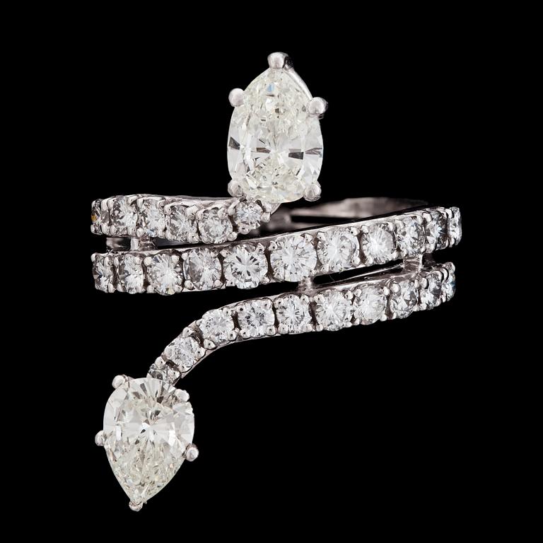 RING, 2 pear cut diamonds, 0.72 and 0.81 cts acc. to cert. IGI, and brilliant cut diamonds, tot. app. 1 ct.