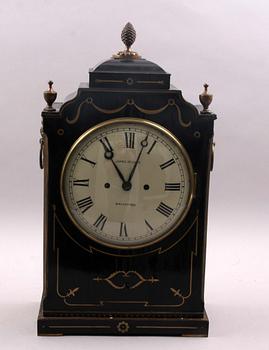 BORDSPENDYL, märkt James Upjohn, Brentford, 1800-talets mitt.