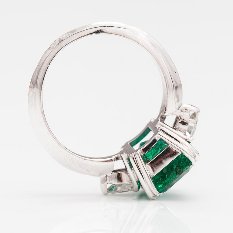 An 18K white gold ring with a ca. 3.50 ct emerald and ca. 0.36 ct of diamonds.