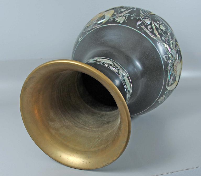 GOLVURNA, svartlackerad mässing, Kina, 1900-tal.