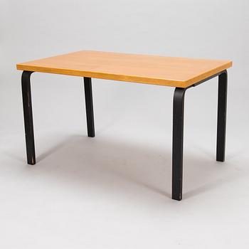 Alvar Aalto, a mid-20th century '81' dining table and four '68' chairs for Artek.