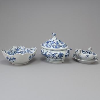 A 29 piece dinner service, 'Onion pattern', Meissen. 20th century.