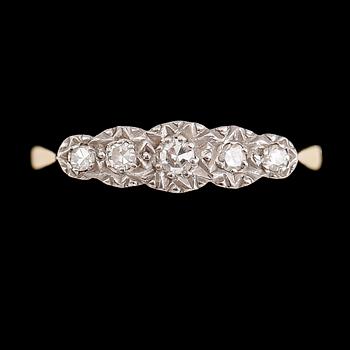 RING, 18 k guld, briljantslipade diamanter. Vikt ca 3 g.
