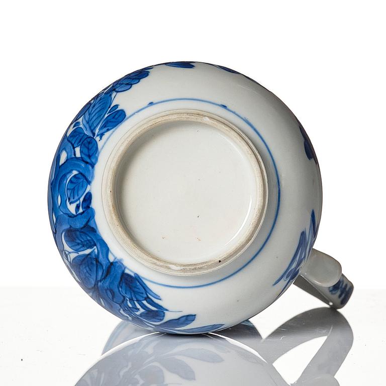 A blue and white ewer, Qing dynasty, Kangxi (1662-1722).