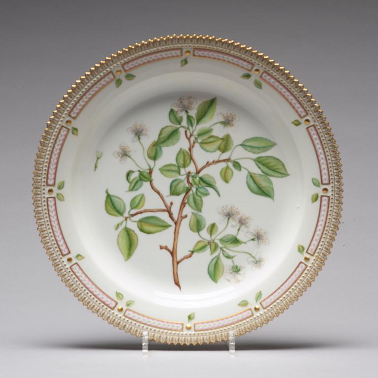 FAT, tre stycken, porslin. "Flora Danica", Royal Copenhagen, Danmark, 1900-tal.