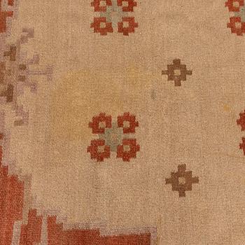 A 1920s Finnish flat weave carpet probably for Kotiteollisuus Oy Orkamo. Circa 350x225 cm.