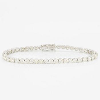 Tennis bracelet with brilliant-cut diamonds.