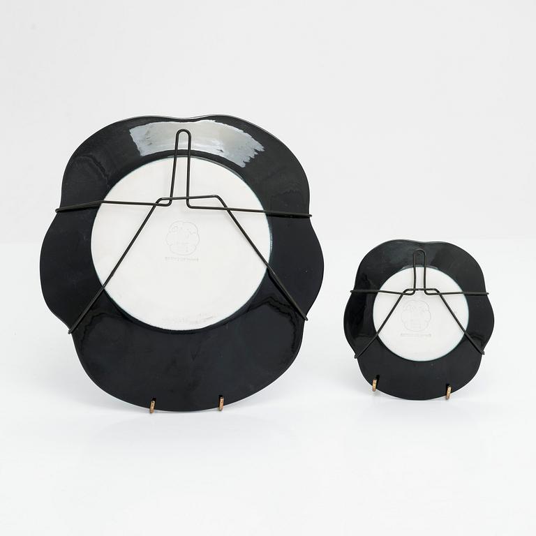 Birger Kaipiainen, dekorationsfat, 2 st, "Viola", stämpelmärkta, Arabia, 1900-talets slut.