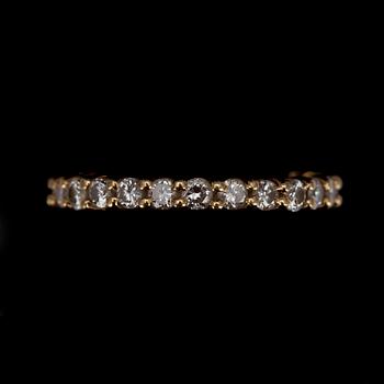ALLIANSRING, guld 18K, 25 briljantslipade diamanter tot. ca 0,75 ct. Vikt 2,3 g.