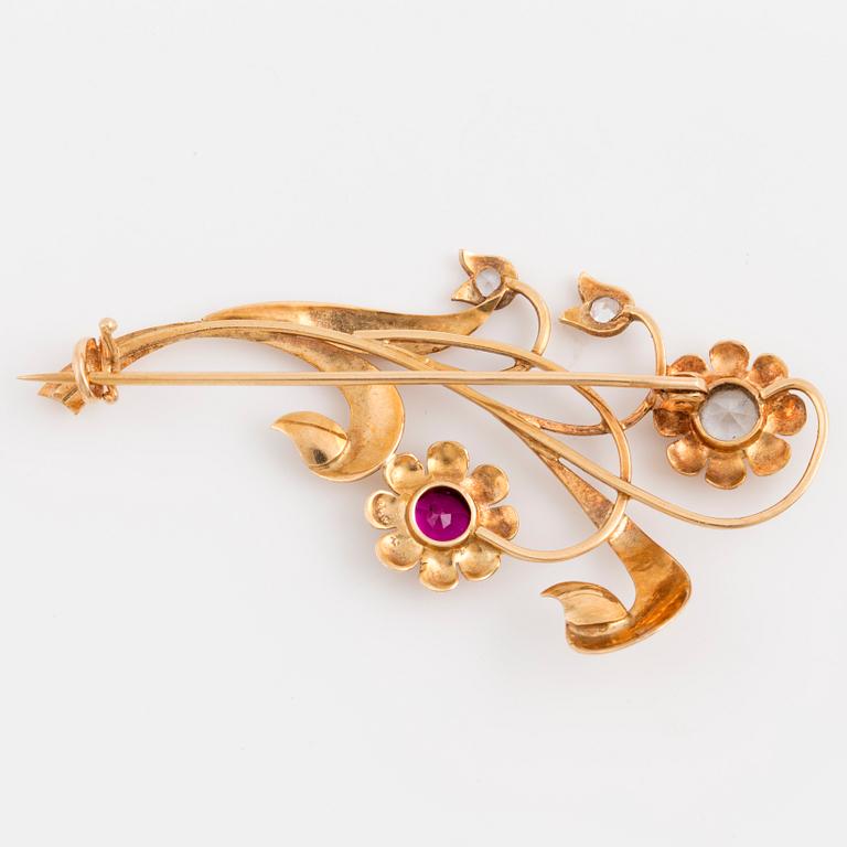 Blombrosch 18K guld med vita stenar  och en röd sten.