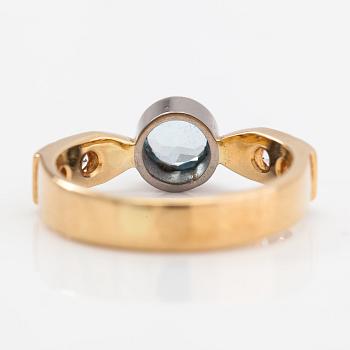 Sormus, 18K kultaa, topaasi ja safiireja. Invalidiliiton Järvenpään koulutuskeskus, Järvenpää 2010.