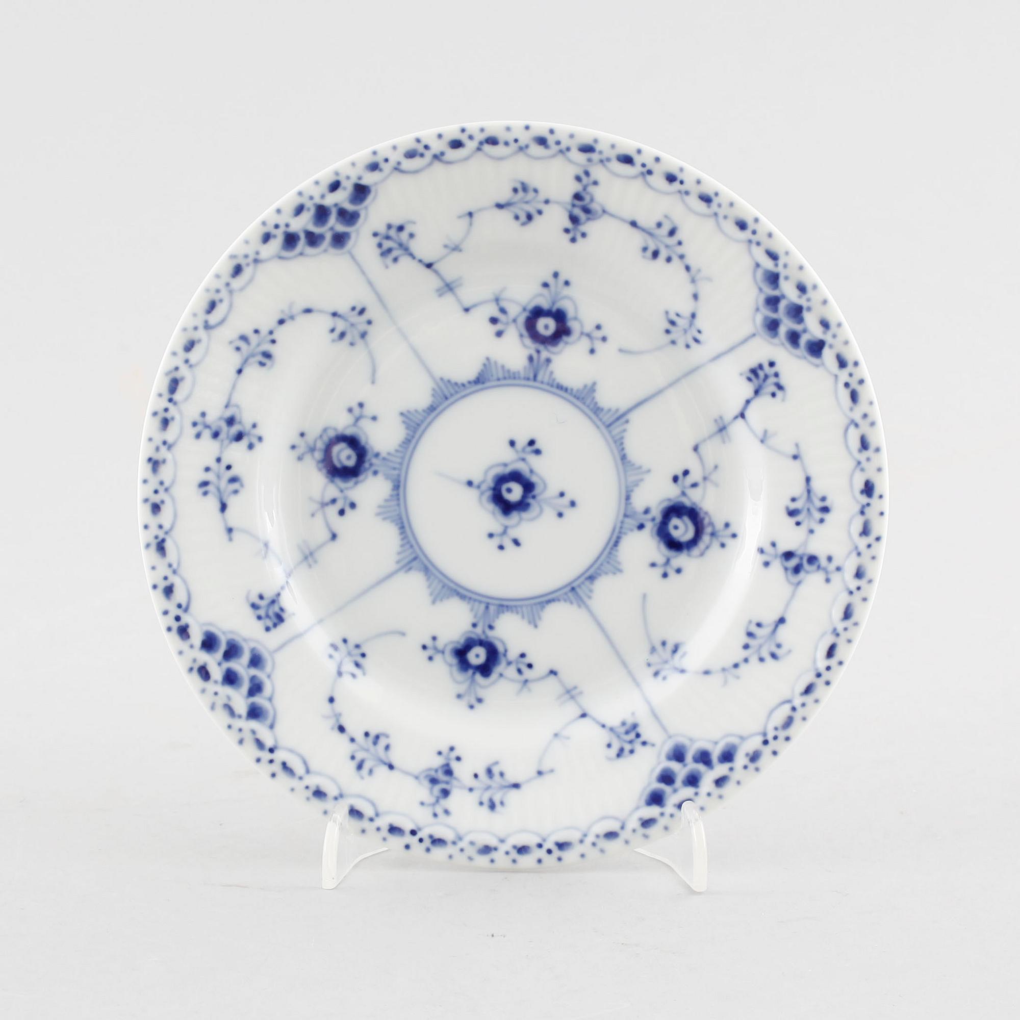 A porcelain coffee set of 29 pcs, 'Musselmalet', Royal Copenhagen, Denmark, first half of the 20th century.