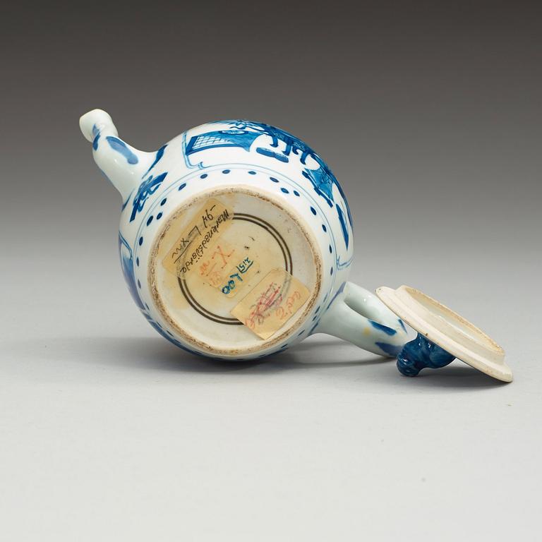 A blue and white tea pot with cover, Qing dynasty, Kangxi (1662-1722).