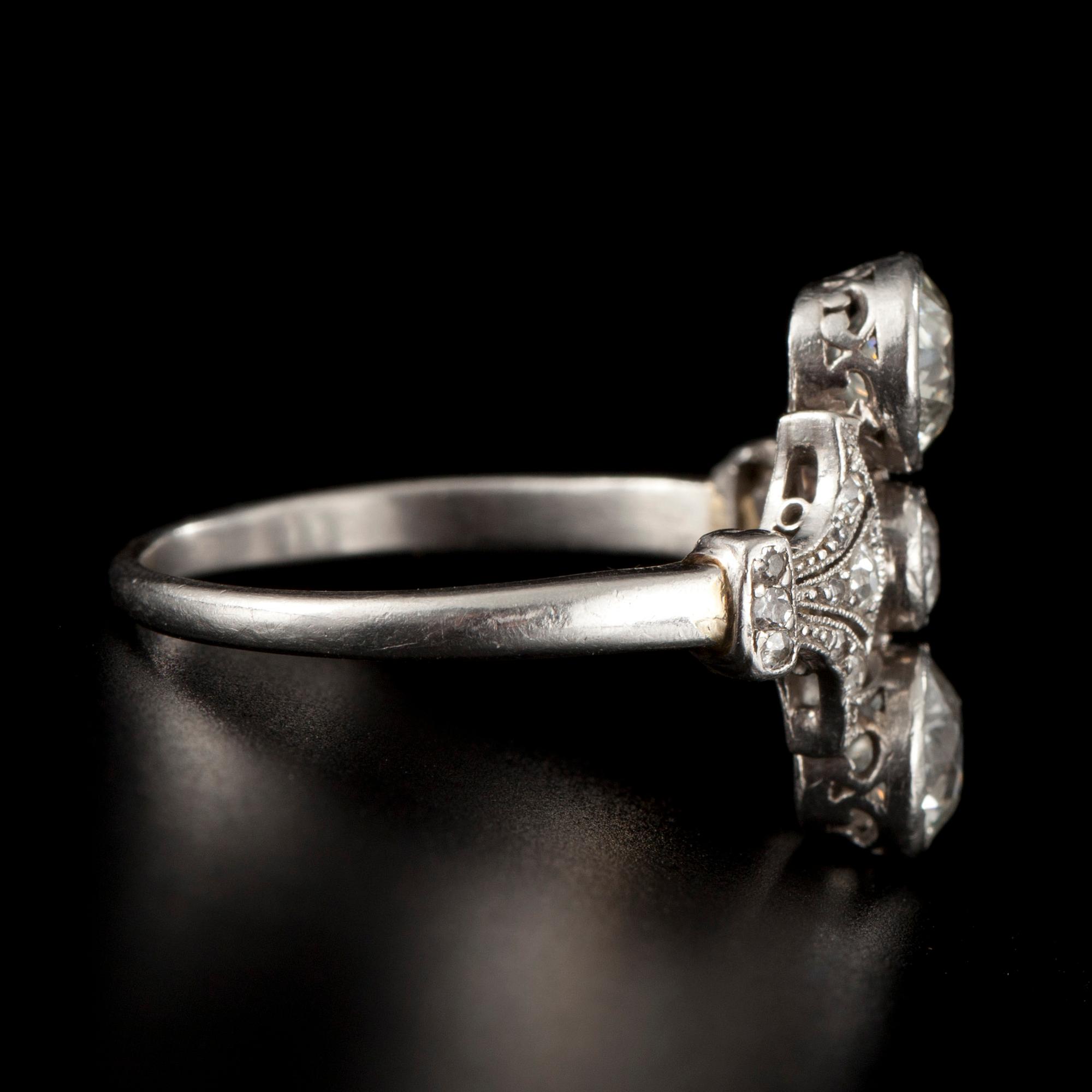 RING, antikslipade diamanter ca 1.5 ct. TW/SI-P. Platina. Vikt 4,17 g.
