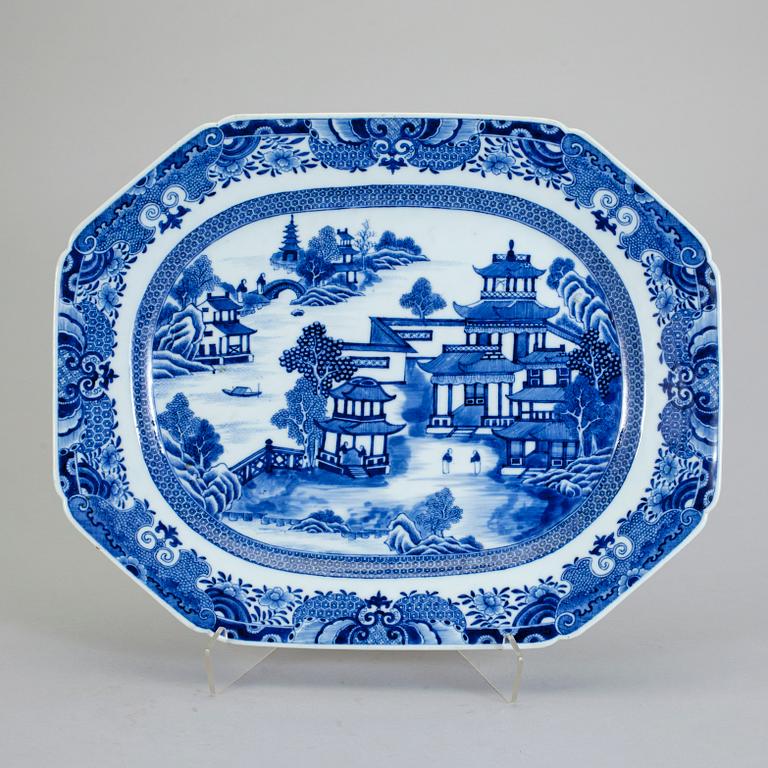 STEKFAT, porslin. Kina, Qianlong (1736-1795).