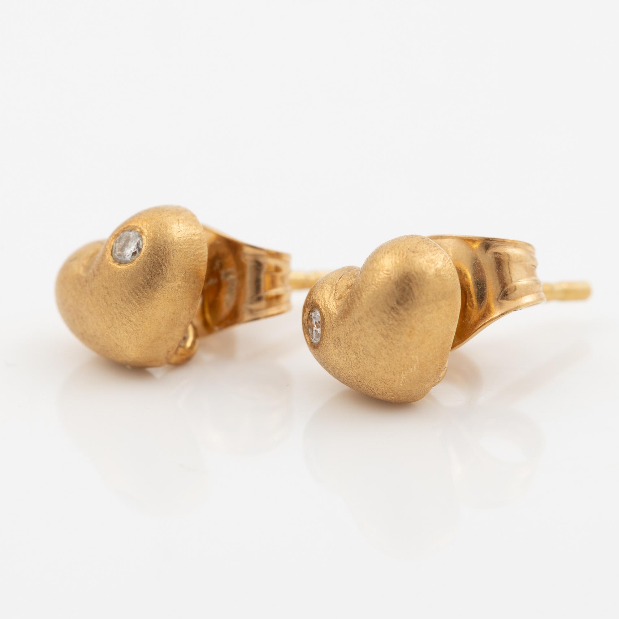 Ole Lynggaard a pair of earrings in 18K gold set with round brilliant-cut diamonds, in the shape of hearts.