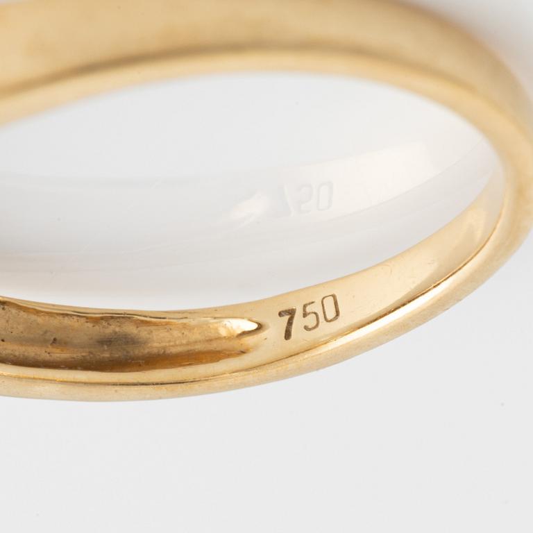 Ring, guld med topas och två små briljantslipade diamanter.