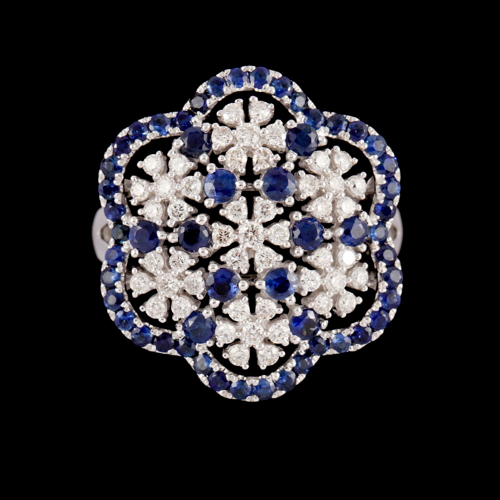 RING, 18k vitguld med 49 briljantslipade diamanter, tot 0.59 ct samt 54 blå safirer, tot 1.21 ct. Vikt 6 g.