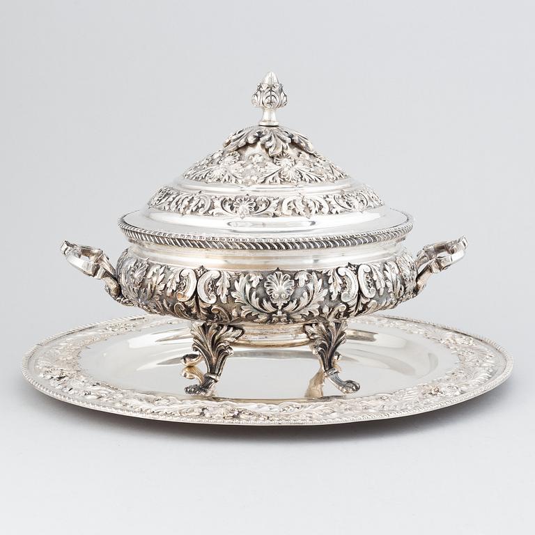 A Portuguese 20th century silver thureen and tray. Rococo-style.