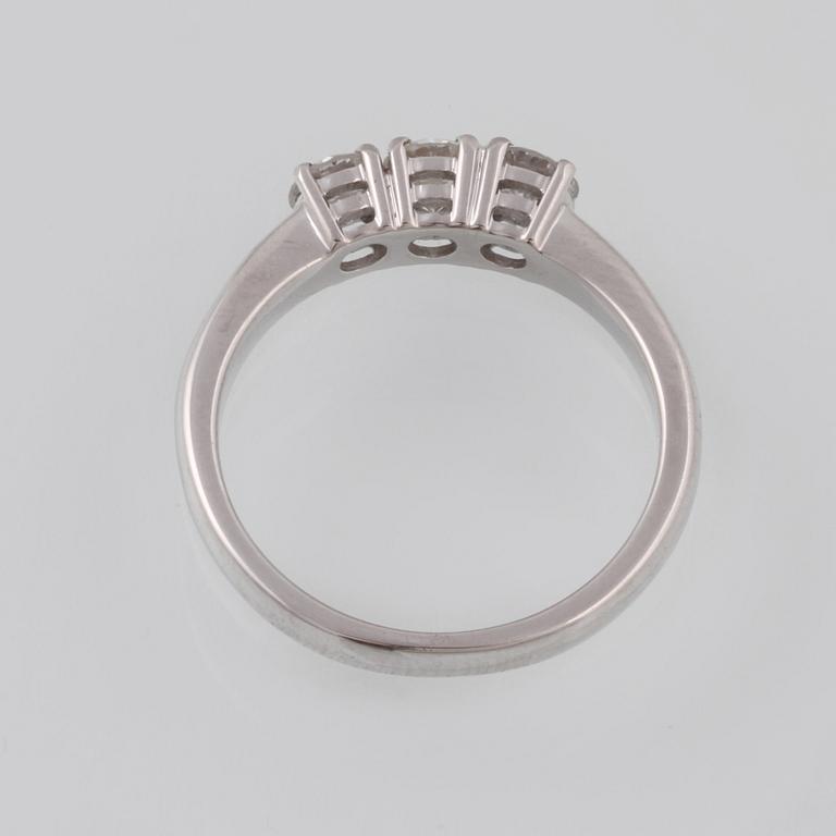 RING, 18K vitguld med 3 briljantslipade diamanter ca 0.82 ct, Milano, Italien. Vikt.