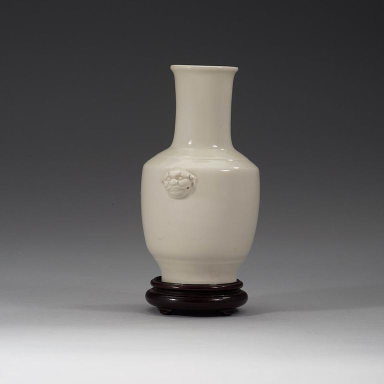 A blanc de chine vase, late Qing dynasty (1644-1912).