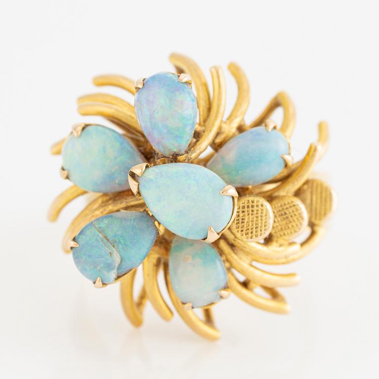 Ring 14K gold with opals.