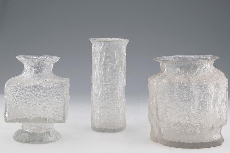 Timo Sarpaneva, TIMO SARPANEVA, A SET OF THREE VASES.