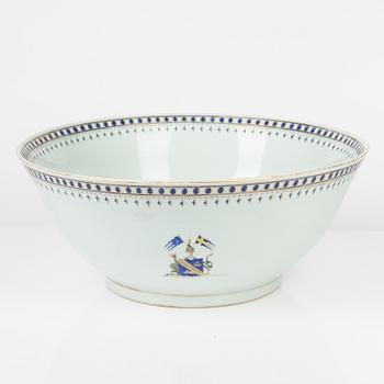 A Chinese armorial punch bowl with the Swedish arms of Wirsén, circa 1900.