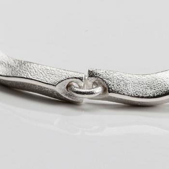 ARMBAND, sterling silver, "Dune" Zoltan Popovits, Lapponia 2001. Vikt 12,3 g.