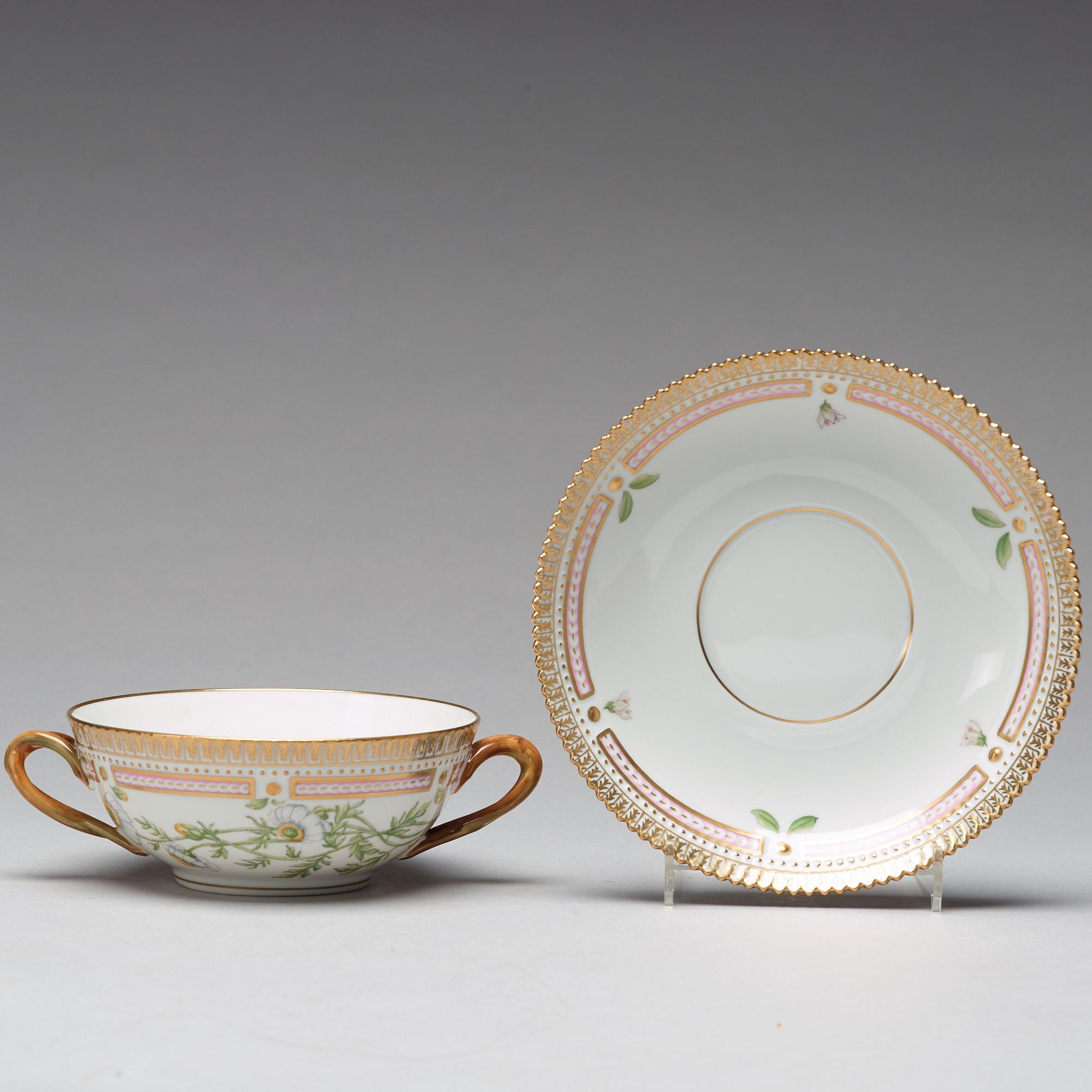 BULJONGKOPPAR med FAT, tre stycken samt FAT, porslin. "Flora Danica", Royal Copenhagen, Danmark, 1900-tal.