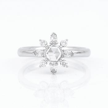 RING, 18K vitguld med rosenslipad diamant 0,33 ct och markis samt briljantslipade diamanter tot ca  0,34 ct. Vikt 4,53 g.
