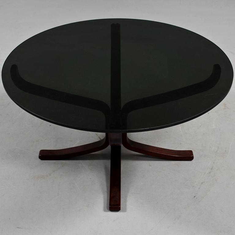 FÅTÖLJER, ett par samt SOFFBORD, "Falcon", Sigurd Resell, Vatne Möbler, Norge, 1900-talets fjärde kvartal.