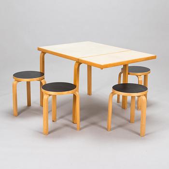 Alvar Aalto, klahvipöytä "DL82", jakkaroita, 4 kpl, "60", O.Y. Huonekalu-ja Rakennustyötehdas A.B. 1900-luvun puoliväli.