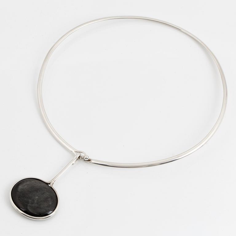 VIVIANNA TORUN BÜLOW-HÜBE, a sterling silver necklace with reversible mother-of-pearl and stone pendant.